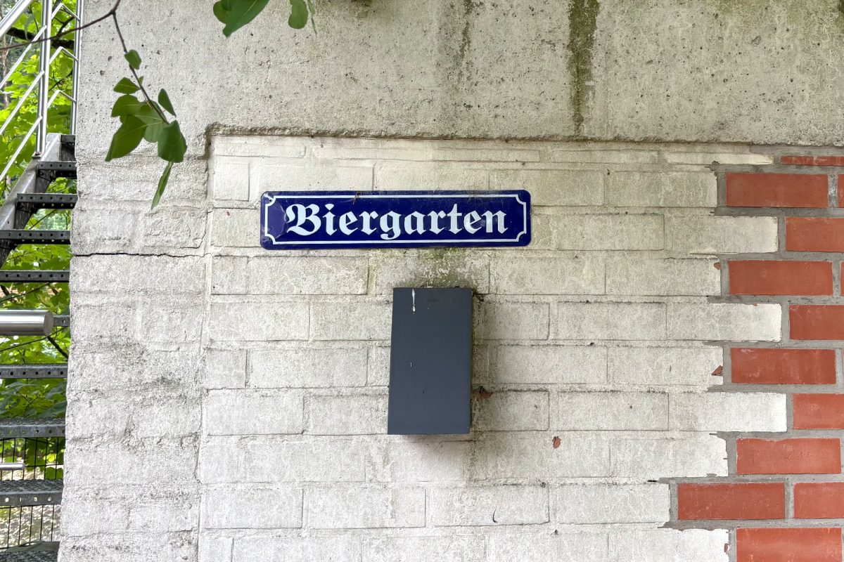 Biergarten-Schild im Garten von Norbert Heukemes