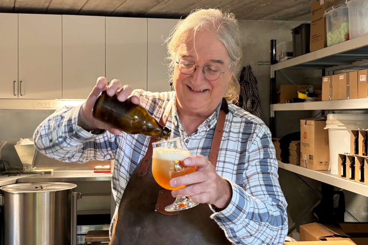 Norbert Heukemes schenkt ein Bier ein