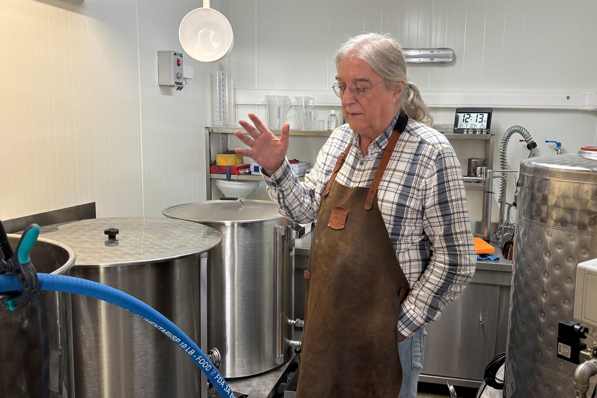 Norbert Heukemes gibt Erklärungen im Sudhaus