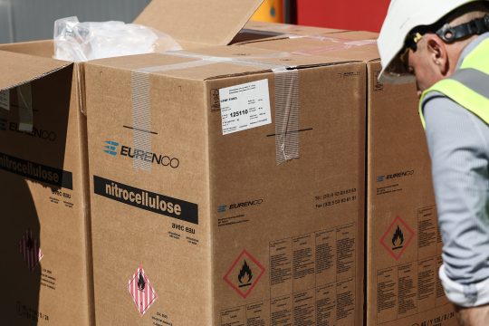 Kartons der Firma Eurenco mit der Aufschrift Nitrocellulose