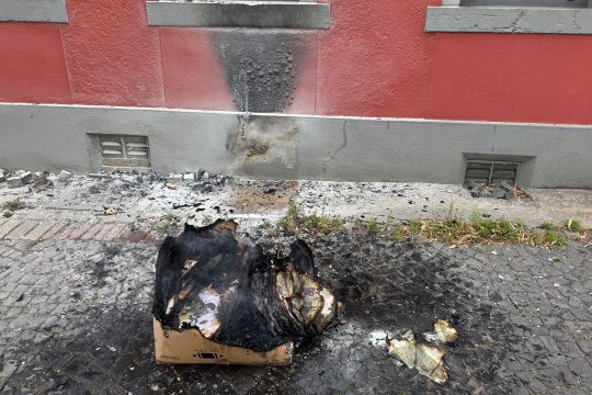 Ein abgebrannter Karton vor der FGTB-Zentrale in Eupen