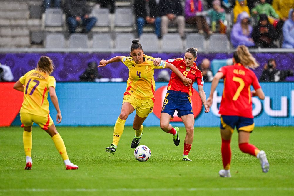 Amber Tysiak und Esther Gonzalez kämpfen um den Ball