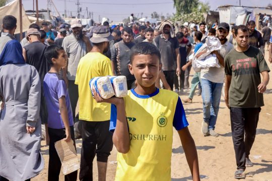 Junge im Gazastreifen erhält Mehl aus einem Hilfspaket (Bild: AFP)