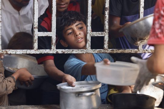 Palästinenser im Gazastreifen versuchen, an Nahrungsmittel heranzukommen