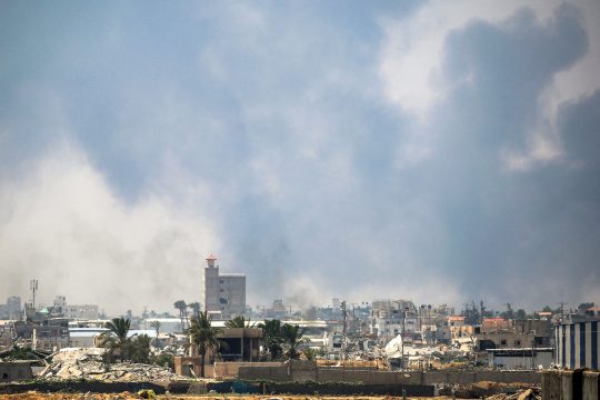 Israelische Angriffe auf den Gazastreifen: Rauch steigt auf