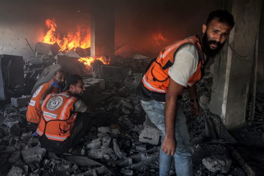 Rettungskräfte im Einsatz in einem brennenden Haus in Gaza-Stadt nach einem israelischen Angriff