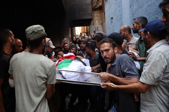 Palästinenser tragen einen Toten zu Grabe (Bild: Omar Al-Qatta/AFP)