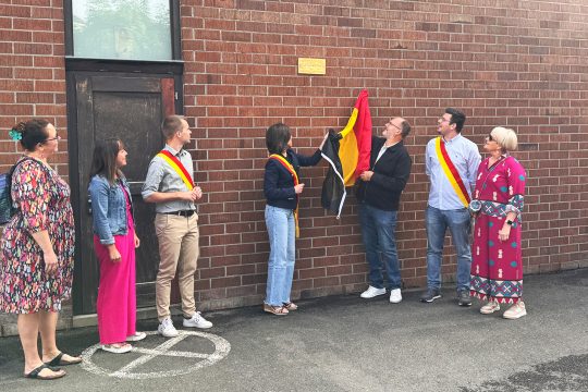 Die Gedenkplakette für die Opfer des Hochwassers an der Sporthalle von Dolhain wird enthüllt