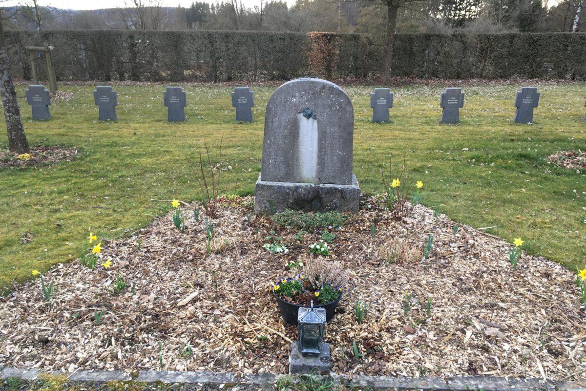 Gedenkstein vor der Reinigung