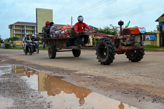 Menschen verlassen ihre Unterkünfte an der Grenze zwischen Thailand und Kambodscha