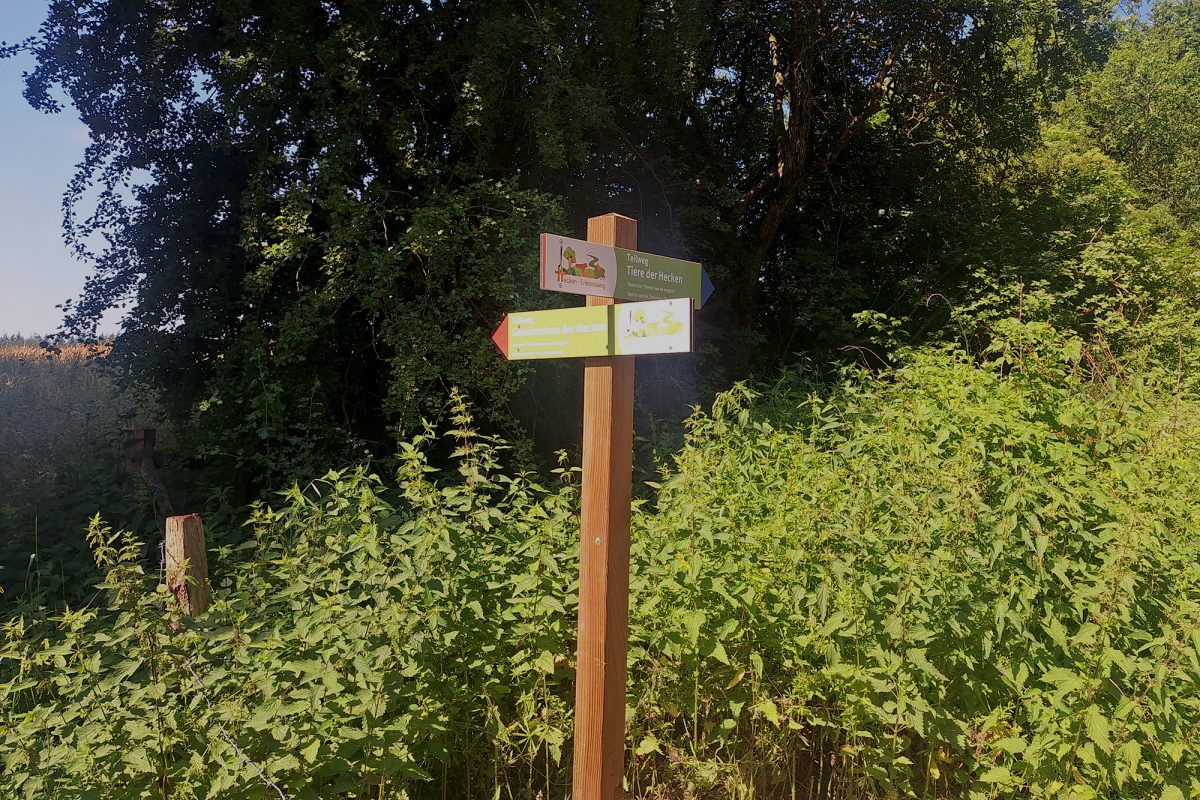 Wegweiserschilder zum Hecken-Erlebnisweg