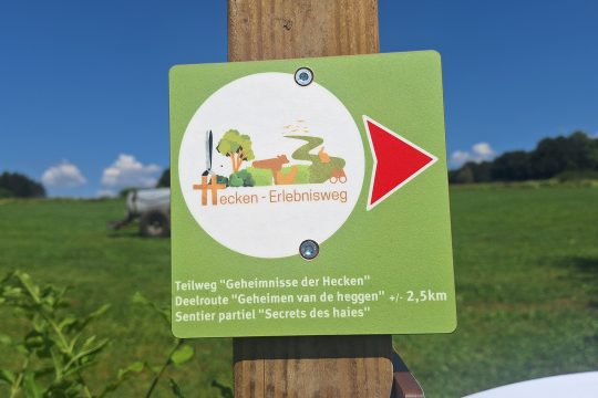Hinweisschild zum Hecken-Erlebnisweg