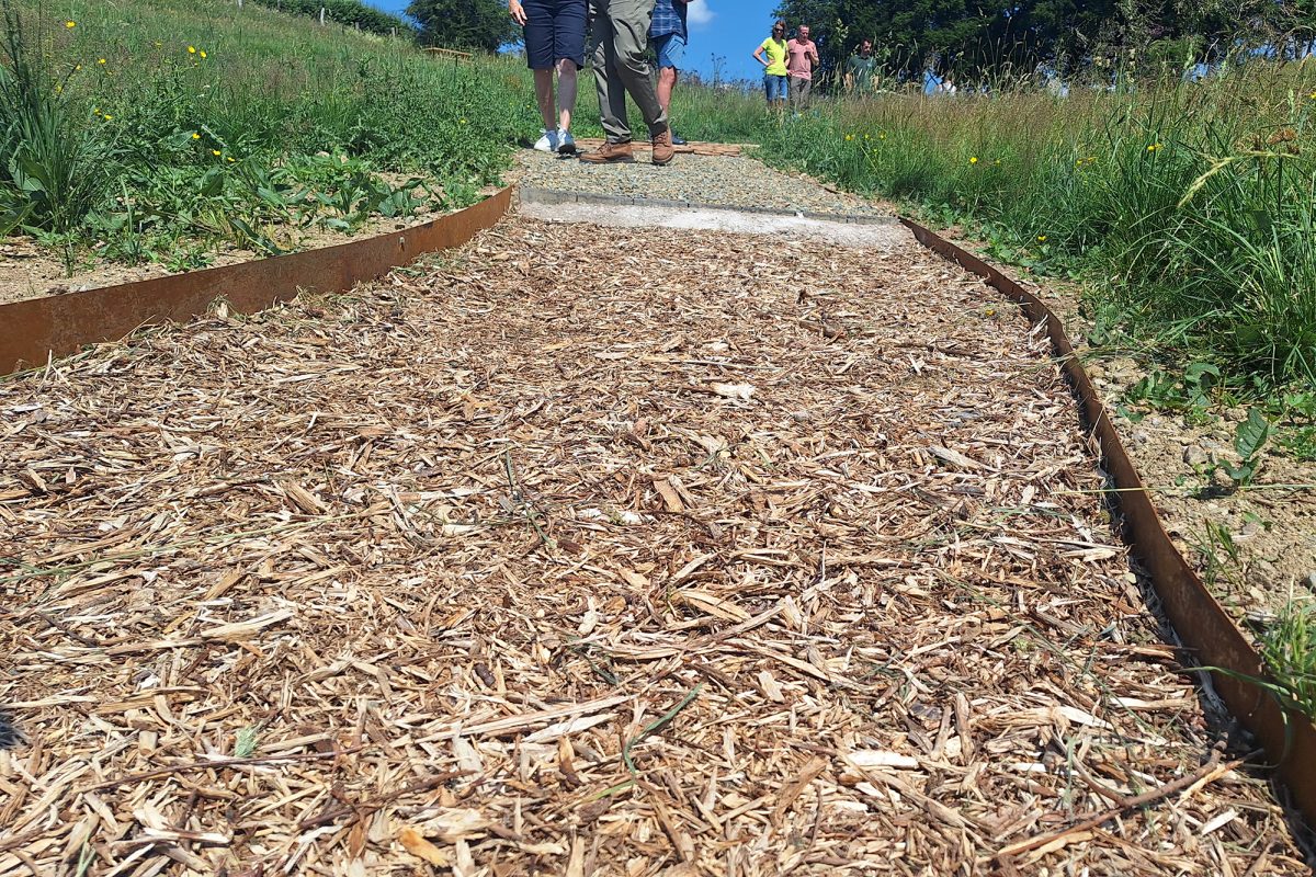 Weicher Untergrund aus Rindenmulch zum Barfußlaufen