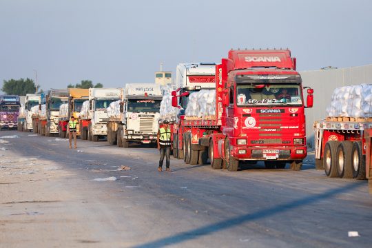 Lkw mit Hilfsgütern fahren über den Grenzübergang Rafah in den Gazastreifen