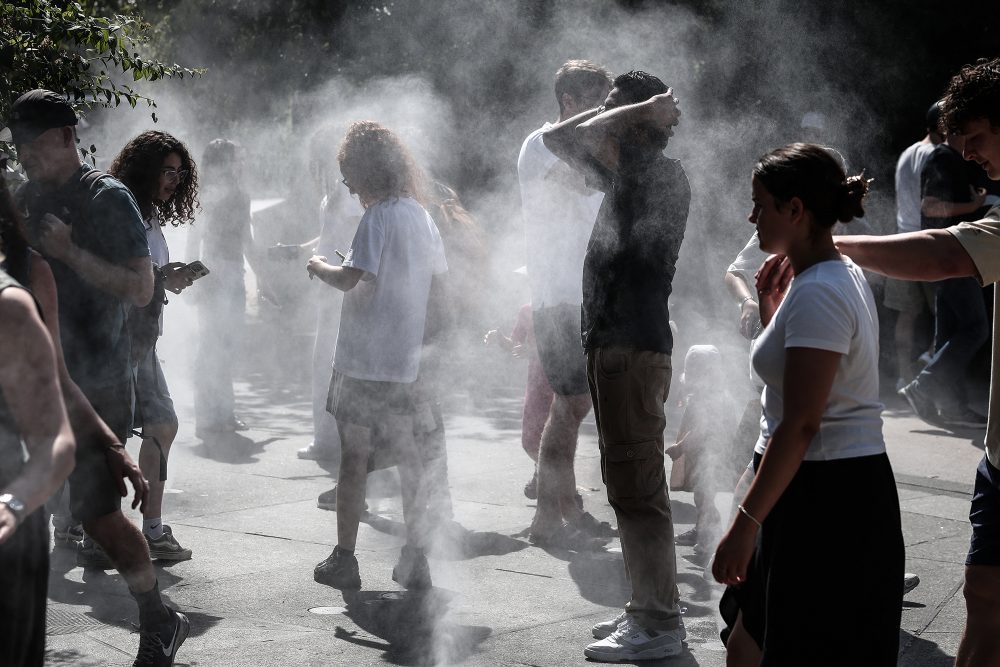 Die Menschen in Paris suchen Kühlung im Wassernebel