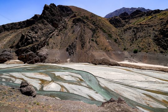niedriger Wasserstand stromaufwärts der Amir Kabir Talsperre