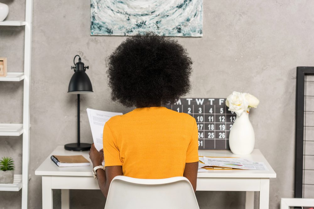 Afroamerikanische Frau arbeitet an einem Schreibtisch