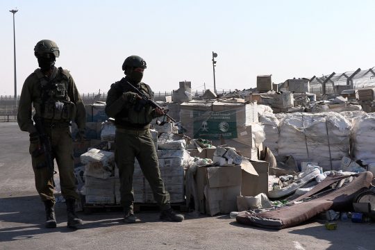 Ein israelischer Soldat bewacht humanitäre Hilfsgüter am Grenzübergang von Kerem Shalom