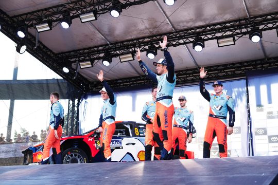 Die Hyundai-Fahrerduos bei der Präsentation vor der Rallye Finnland