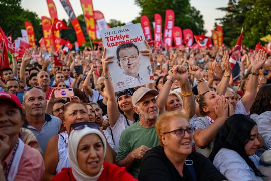 In Istanbul haben Tausende gegen die Imamoglu-Absetzung und -Inhaftierung protestiert (Bild vom 1. Juli 2025)