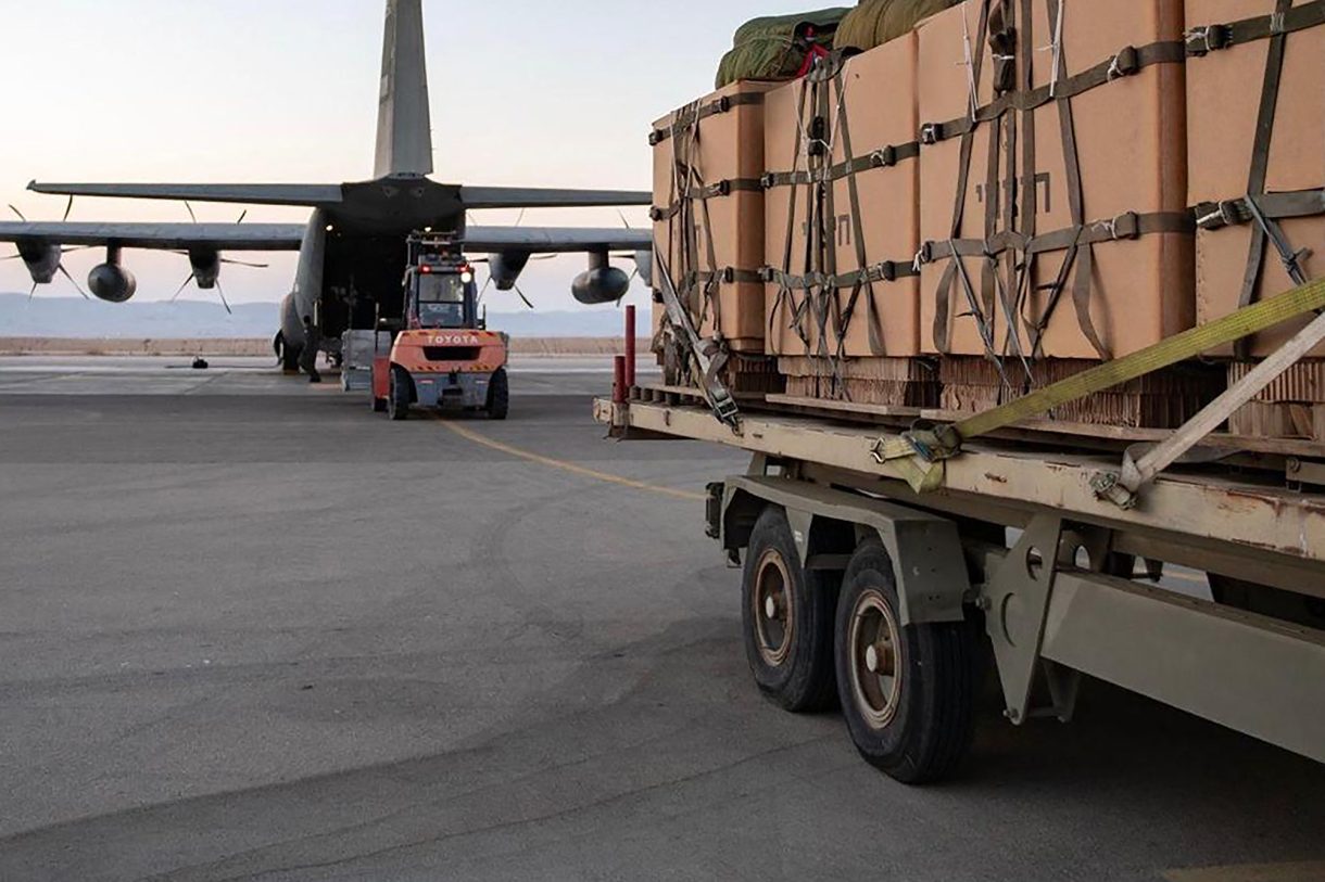 Israelische Militärflugzeuge werden mit Hilfsgütern beladen