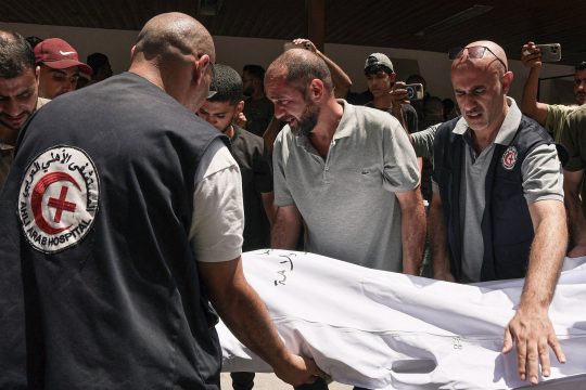 Trauer der Mitglieder einer katholische Kirche im Gazastreifen