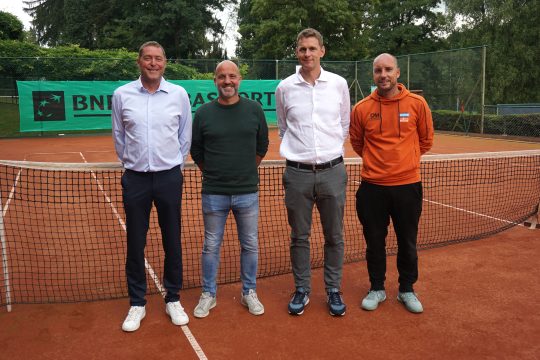 Machen Werbung für das 17. ITF-Turnier in Eupen (v.r.n.l.): der frühere Tennisprofi Steve Darcis, Turnierdirektor Olivier Zimmermann, Pierre Marchal vom Hauptsponsor BNP Paribas Forits und Fabien Doyen von der ATF Lüttich (Bild: Stephan Pesch/BRF)