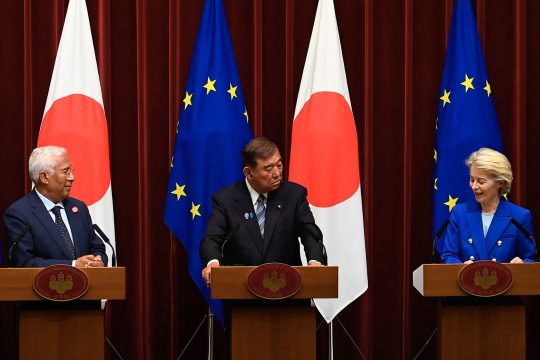 EU-Kommissionspräsidentin von der Leyen, der japanische Premier Shigeru und EU-Ratspräsident Costa erklären auf einer Pressekonferenz, dass Japan und Europa ihre Kooperation weiter ausbauen wollen