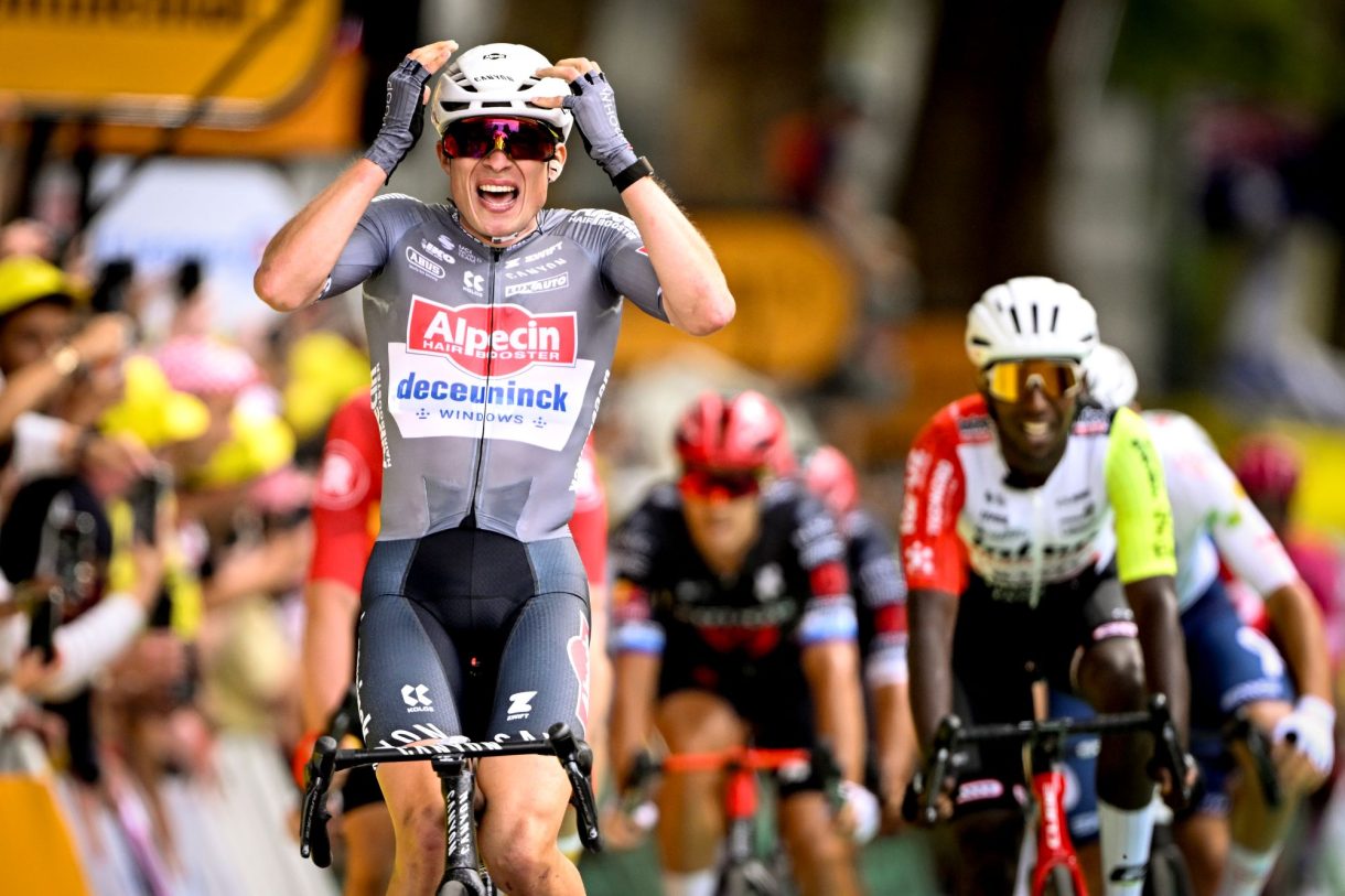 Sprinter Jasper Philipsen setzte sich zum Auftakt der Tour de France unter anderem gegen Biniam Girmay durch (Bild: Jasper Jacobs/Belga)