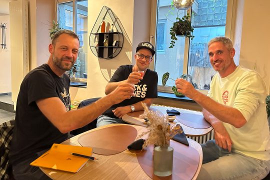 Andreas Keul (Le Valèt) übernimmt den Göhltaler Käse von Tobias Boffenrath und Jürgen Reinertz (Käsanova) den Francistaler