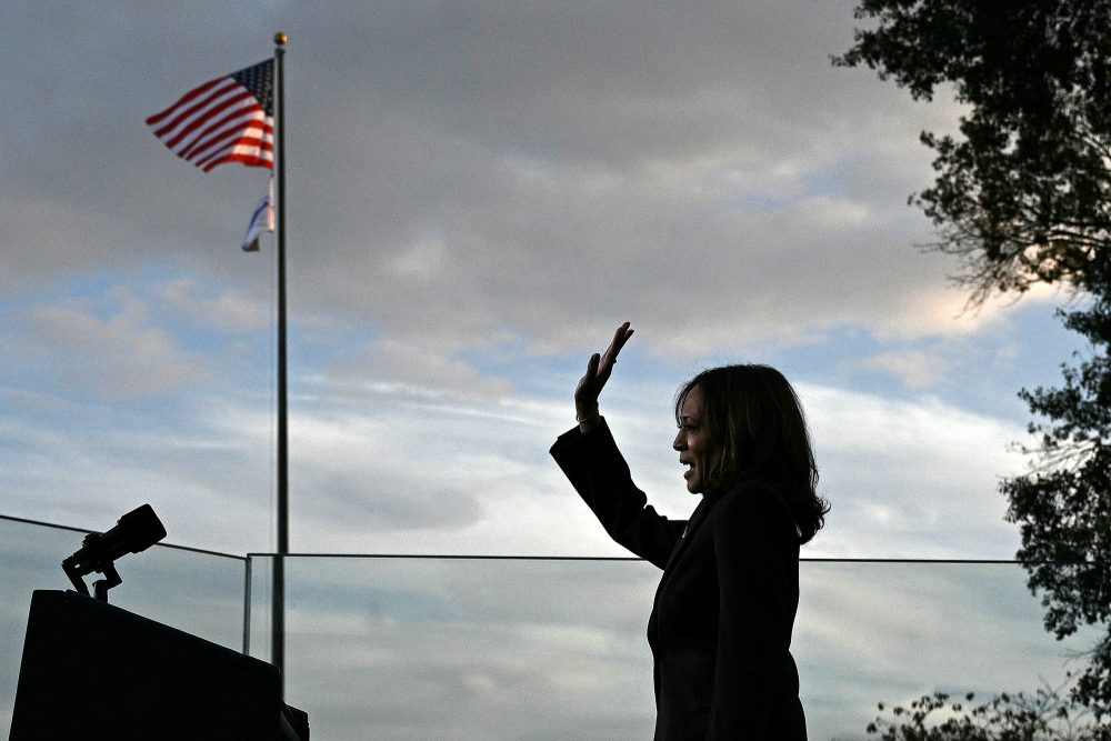 Kamala Harris winkt nach einer Rede ihren Zuhörern