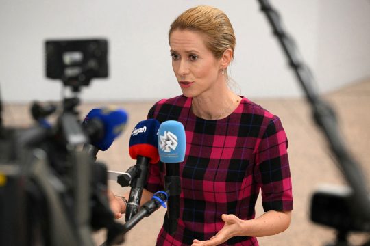 Die EU-Außenbeauftragte Kaja Kallas gibt ein Interview vor dem Außenministertreffen in Brüssel