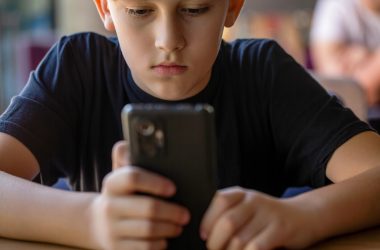 Kind schaut auf Smartphone