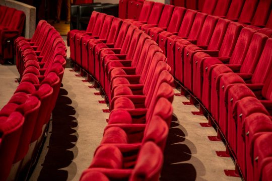 Leere Reihen in einem Kinosaal