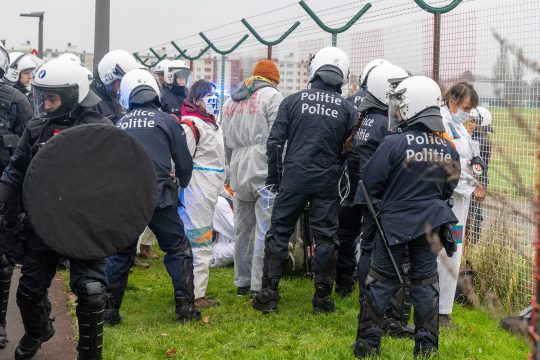 Klimaaktivisten am Antwerpener Flughafen im Dezember 2023