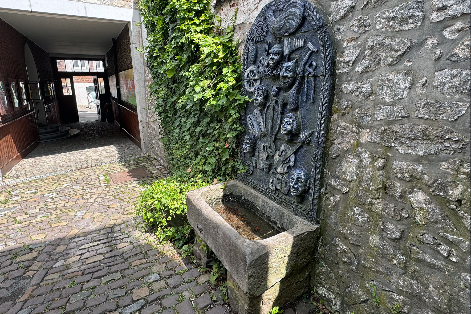 Kunst am Bau: Keramikbrunnen Innenhof des Ateliers Kunst und Bühne