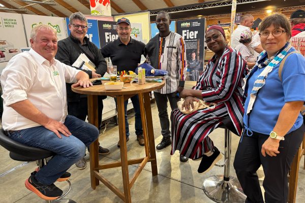 Erwin Schöpges am Stand von "Fairebel" mit Interessenvertretern aus Luxemburg, dem Niger und Burkina Faso