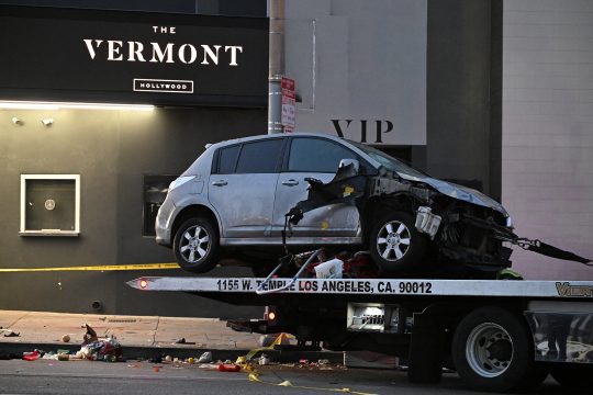 Das Unfall-Auto auf einem Abschleppwagen vor dem Club 'The Vermont'