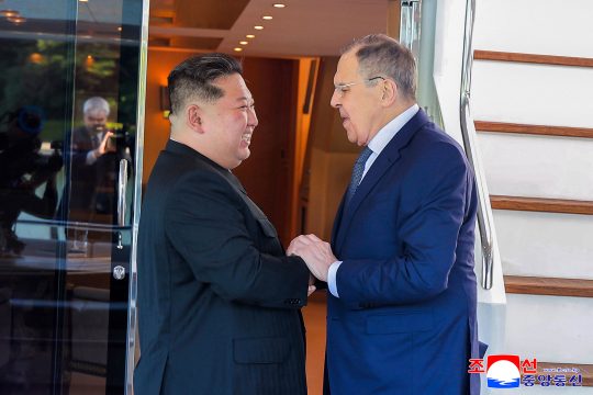 Nordkoreas Staatschef Kim Jong Un bei einem Treffen mit dem russischen Außenminister Sergei Lawrow
