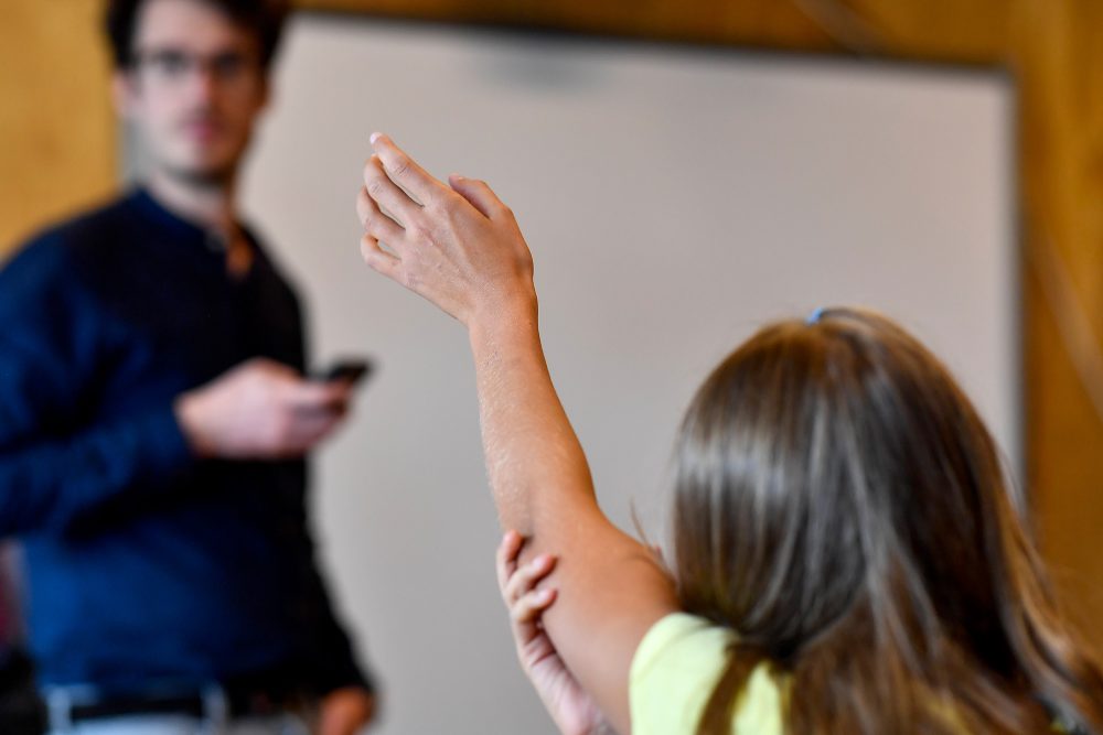 Lehrer in Klasse mit Schülerin (Illustrationsbild)