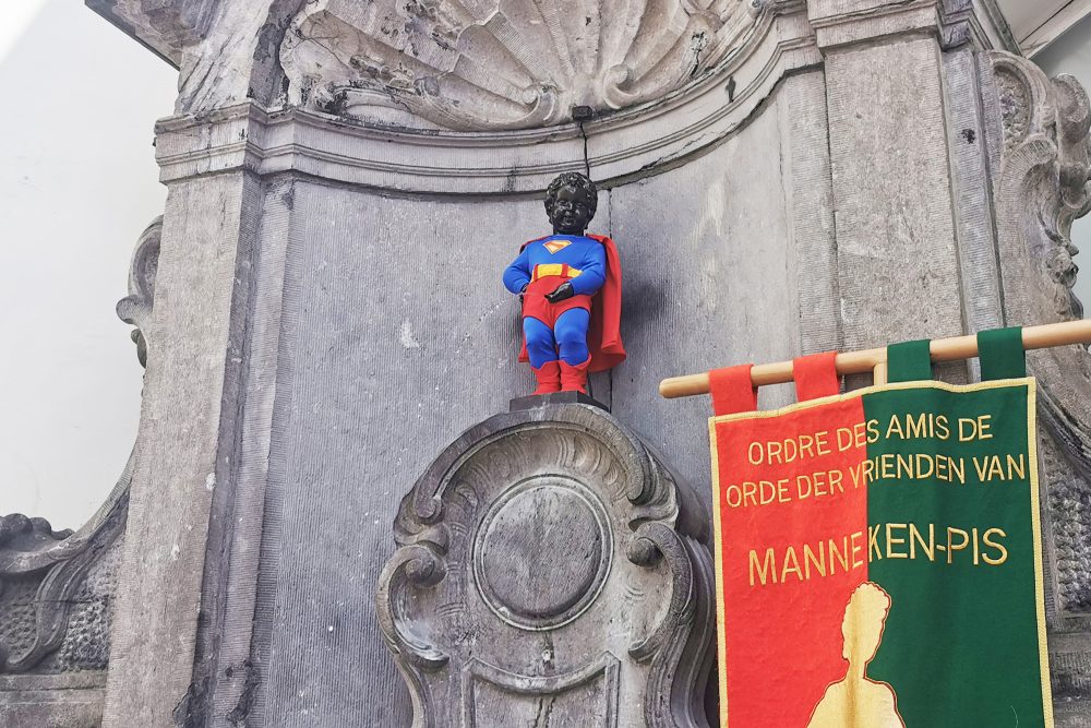 Manneken Pis als Superman