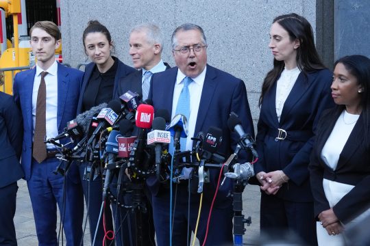 Der Verteidiger von Sean Combs, Marc Agnifilo, bei einem Pressestatement nach dem Urteilsspruch