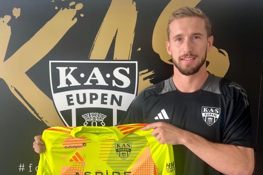 Neuzugang Marco Hiller posiert mit Trikot vor der AS-Foto-Wand