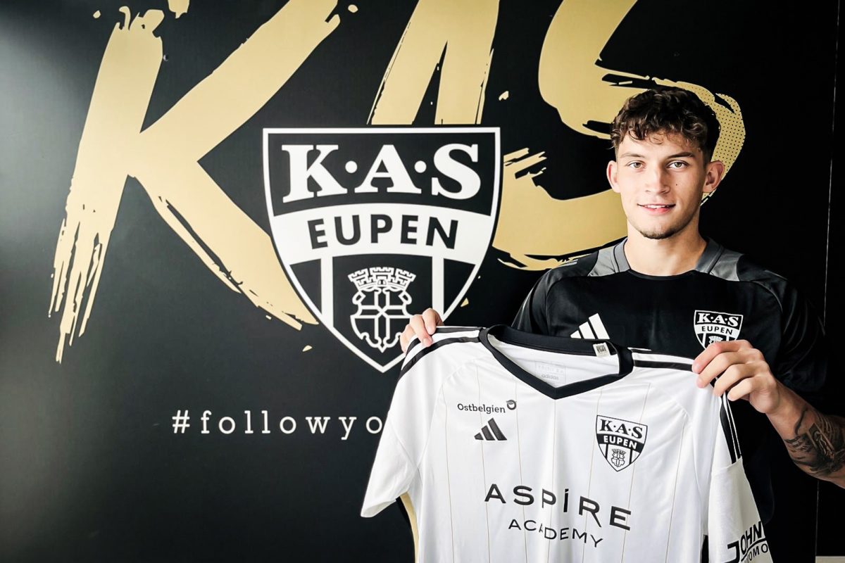 Neuzugang Mark Müller posiert mit Trikot vor der AS-Foto-Wand