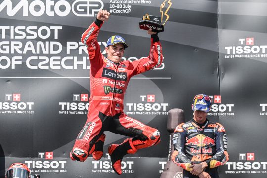 Marc Marquez macht vor Freude einen Luftsprung vom Podium aus