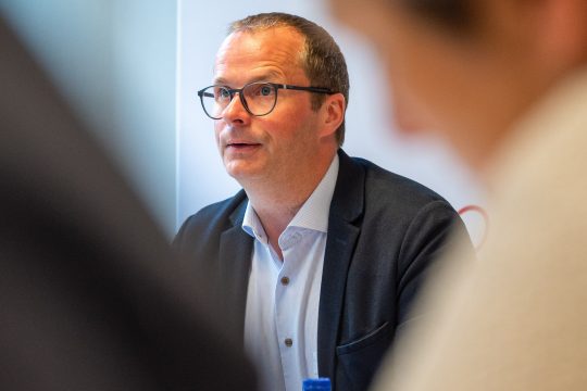 Maxime Daye während einer Pressekonferenz