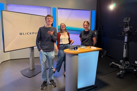 Die Nachwuchsjournalisten von Media And Me - Julian, Luzie und Anna - im BRF-Fernsehstudio