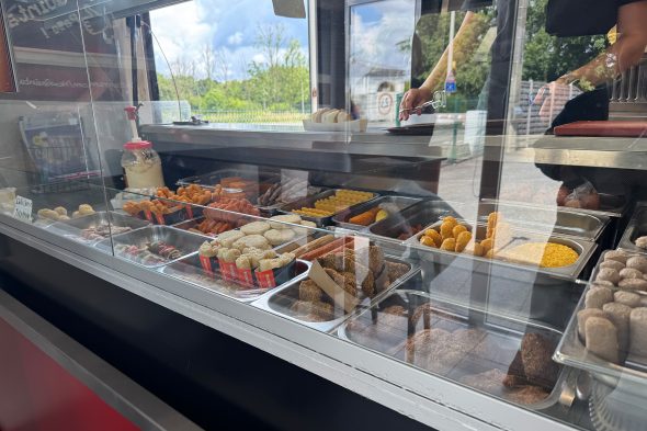 Theke mit Fleisch in der Fritüre