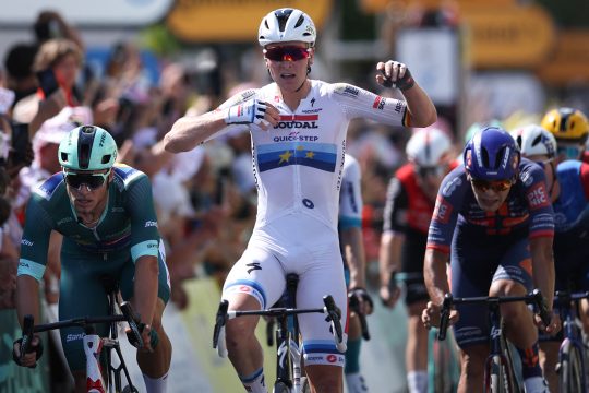 Tim Merlier fährt als Erster über die Ziellinie