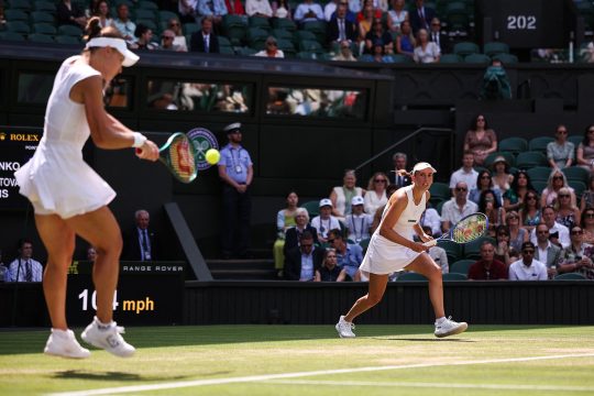 Veronika Kudermetova aus Russland und Elise Mertens (re.) im Doppel-Finale von Wimbledon